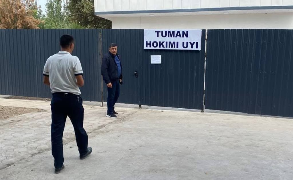 Namanganda ayol ukasi uysiz qolganidan shikoyat qilib, hokimning konteyner uyiga xat yopishtirib ketdi