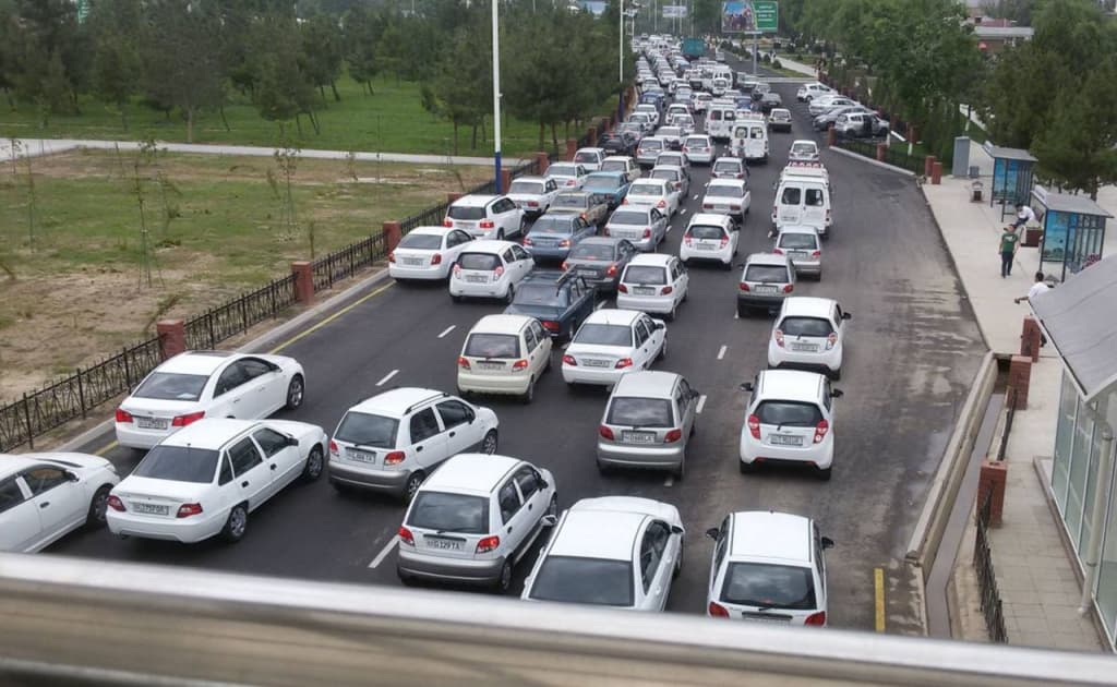 Transport vazirligiga yo‘llarda tirbandliklarni kamaytirish bo‘yicha senator so‘rovi yuborildi