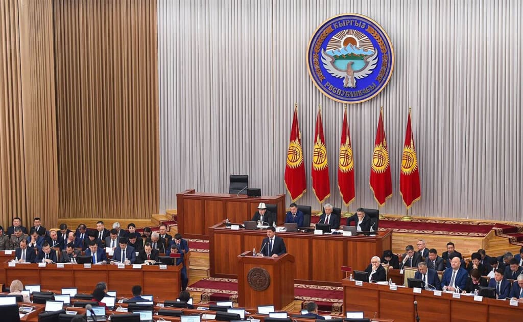 Qirg‘iziston parlamenti tarixda ilk bor o‘zini o‘zi tarqatib yuboradi