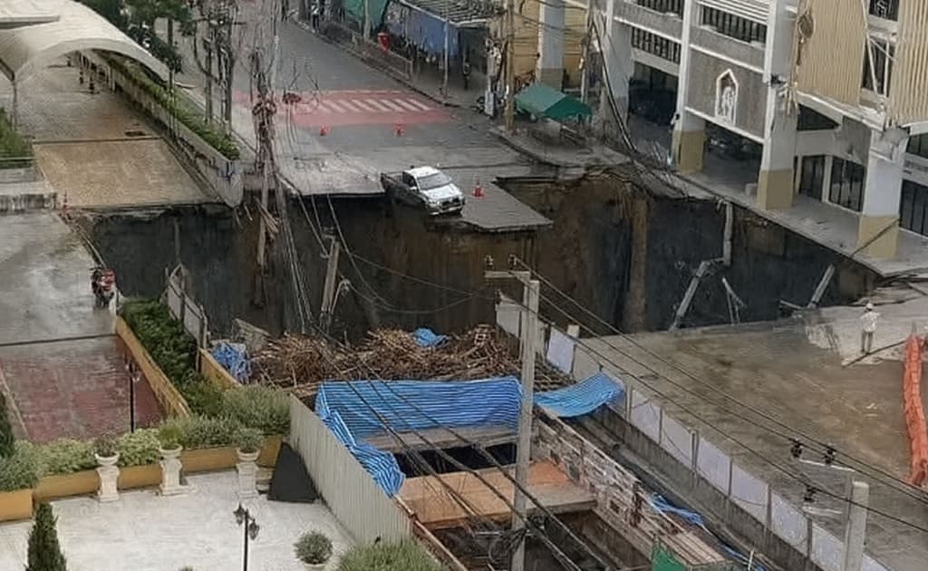 Bangkokdagi ko‘chaning bir qismi yer ostiga g‘arq bo‘ldi