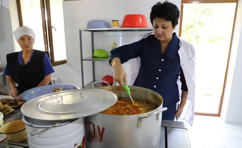 Bolalar zaharlangan bog‘chaga borgan vazir bolalar ovqatlanishi bilan bog‘liq korrupsion holat haqida lom-lim demadi