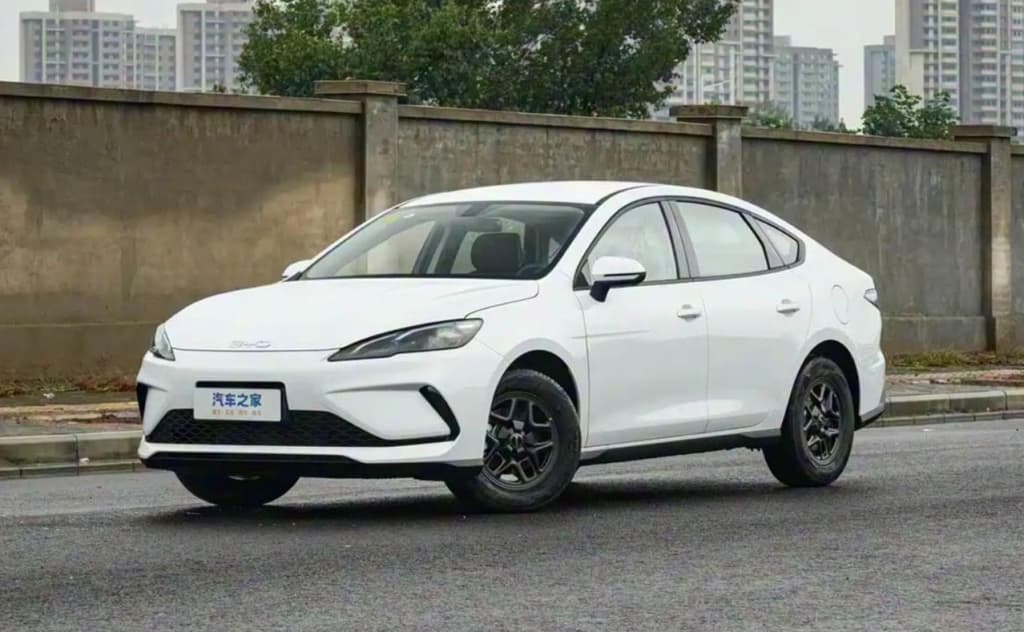 BYD 2000 km masofa bosa oladigan arzon gibrid sedan taqdim etdi