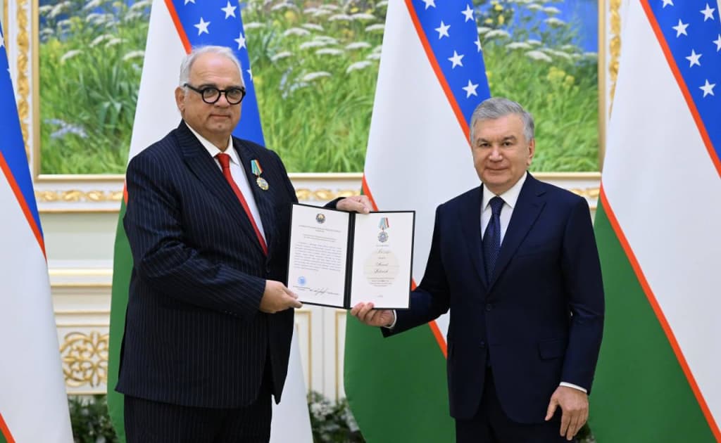 Shavkat Mirziyoyev Birlashgan kurash dunyosi rahbarini mukofotladi