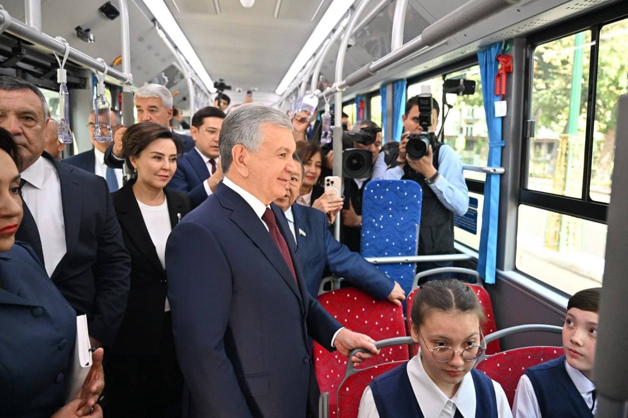 Mirziyoyev Shota Rustaveli ko‘chasidagi yangi BRT yo‘nalishi bo‘ylab avtobusda safar qildi