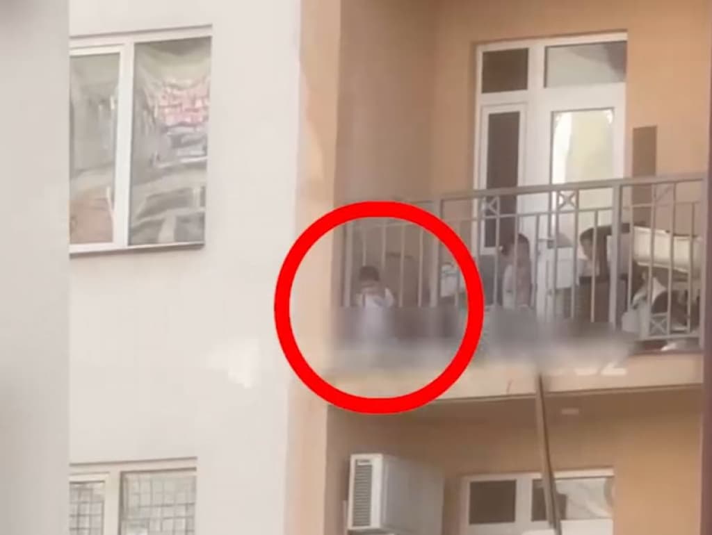 Toshkentda talaba 4-qavatdan osilib qolgan bolani qutqardi