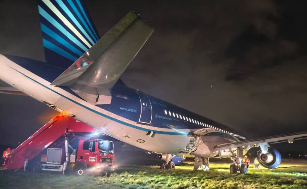 AZAL samolyoti Sankt-Peterburg aeroportida favqulodda qo‘nish chog‘ida yo‘lakdan chiqib ketdi