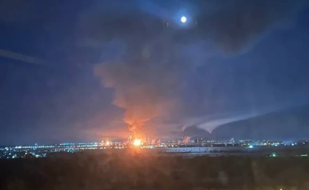 Ukraina dronlari «Rosneft»ning yirik neft zavodini to‘liq ishdan chiqardi