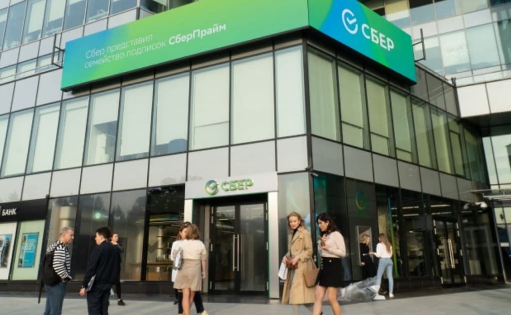 «Pul yo‘q, lekin bu yashirilmoqda»: «Sberbank» 13,5 ming xodimni ishdan bo‘shatdi