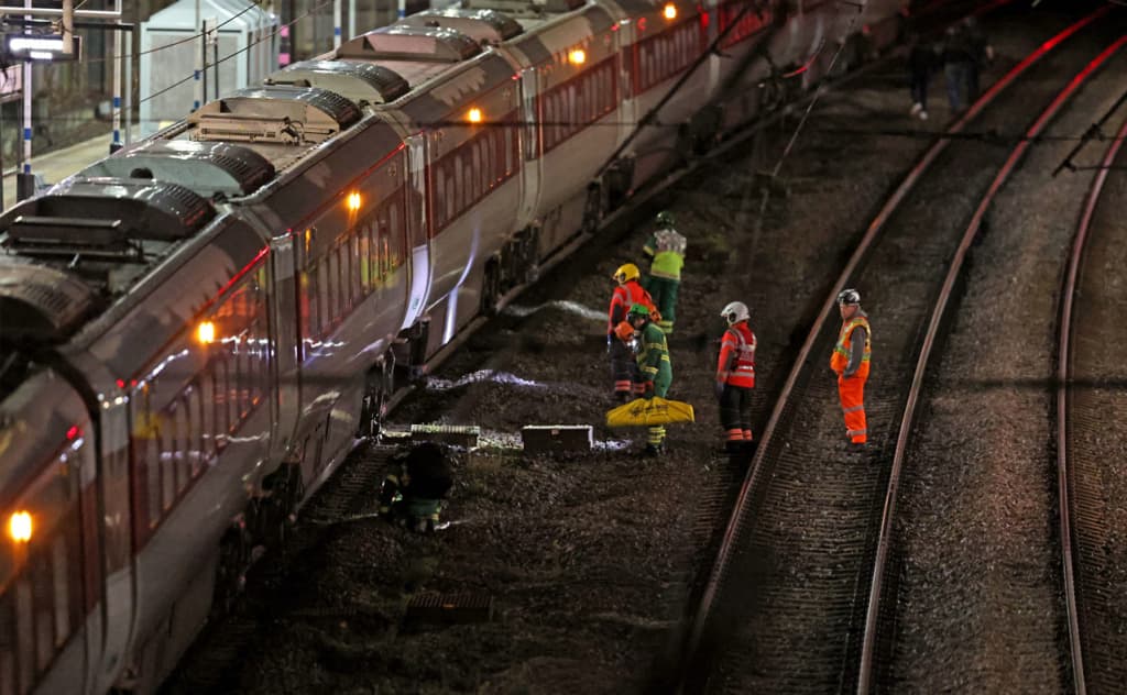 Angliya poyezdidagi pichoqli hujum: 11 kishi yaralandi, bir kishi og‘ir ahvolda