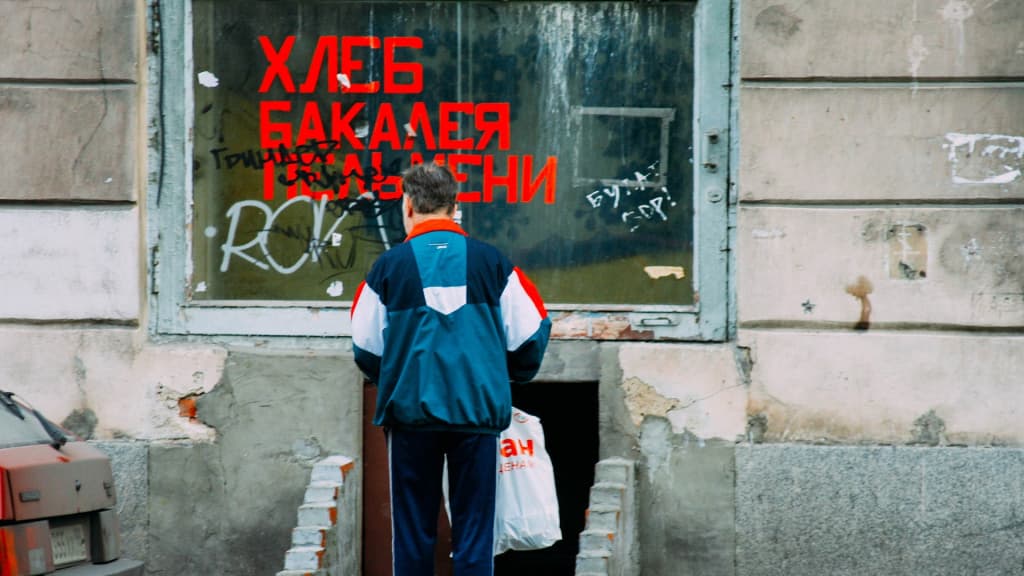 Rossiyaliklardan pul qochdi: respondentlarning yarmi moddiy qiynalgan