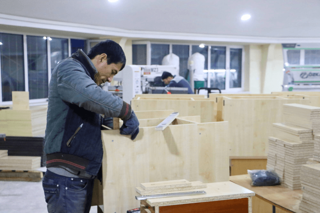 Yangi qaror: Xonadonlarida ishlayotgan tadbirkorlar mebel ishlab chiqara oladi