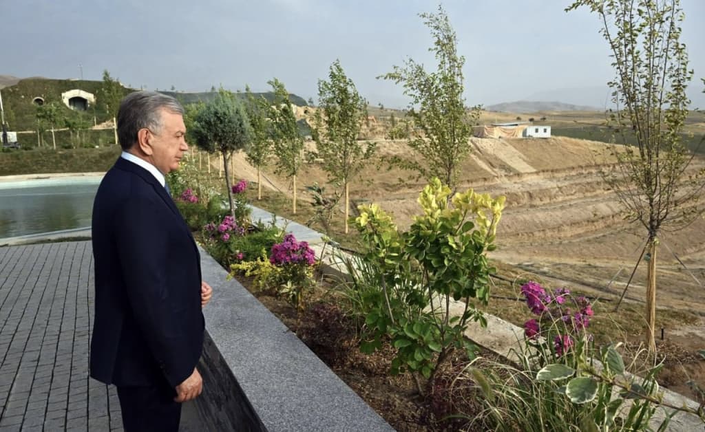 «Cho‘l-adirlarni o‘zlashtirishimizga shubha qilganlar shu bog‘ni kelib ko‘rsin» — Prezident