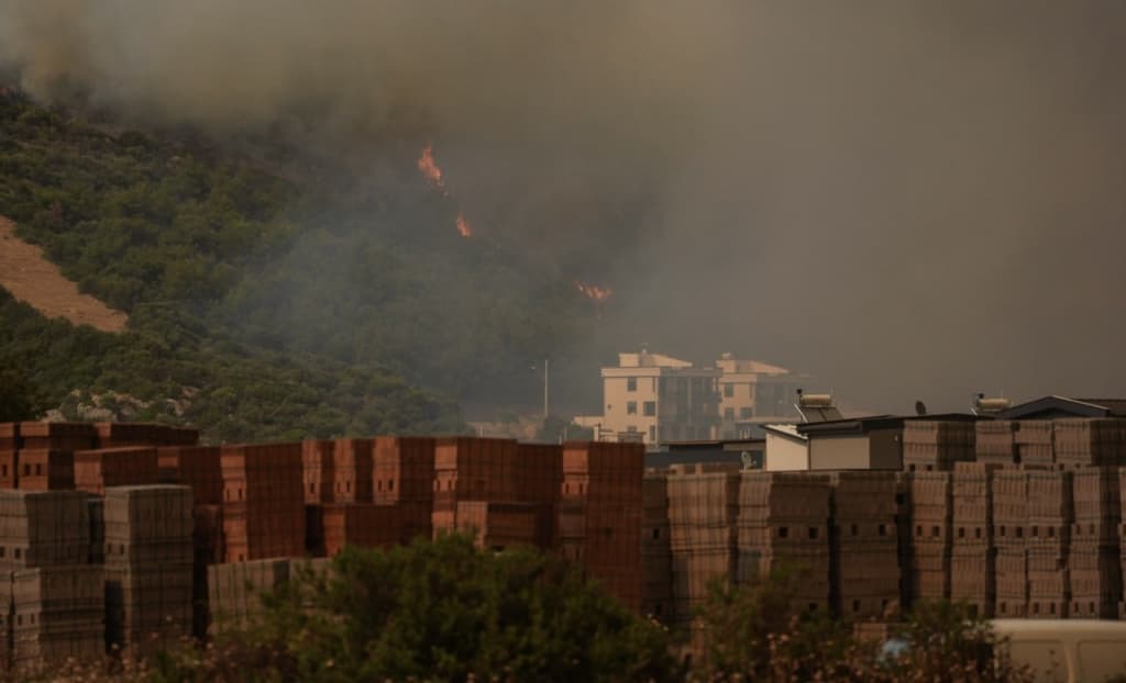 Izmirda yirik o‘rmon yong‘inlari nazoratga olinmadi