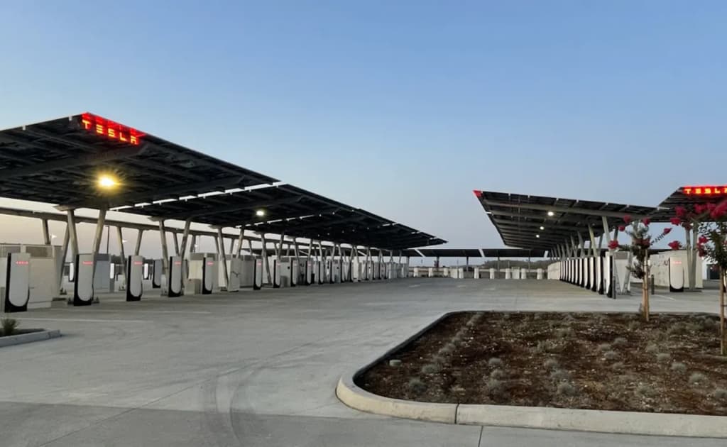 Tesla AQSHda quyoshdan energiya oluvchi ilk avtonom zaryad stansiyasini ochdi