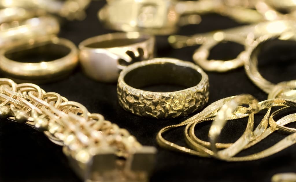 Qirg‘izistondan 5,2 mlrd so‘mlik tilla buyumlarini noqonuniy olib kirmoqchi bo‘lgan shaxs ushlandi