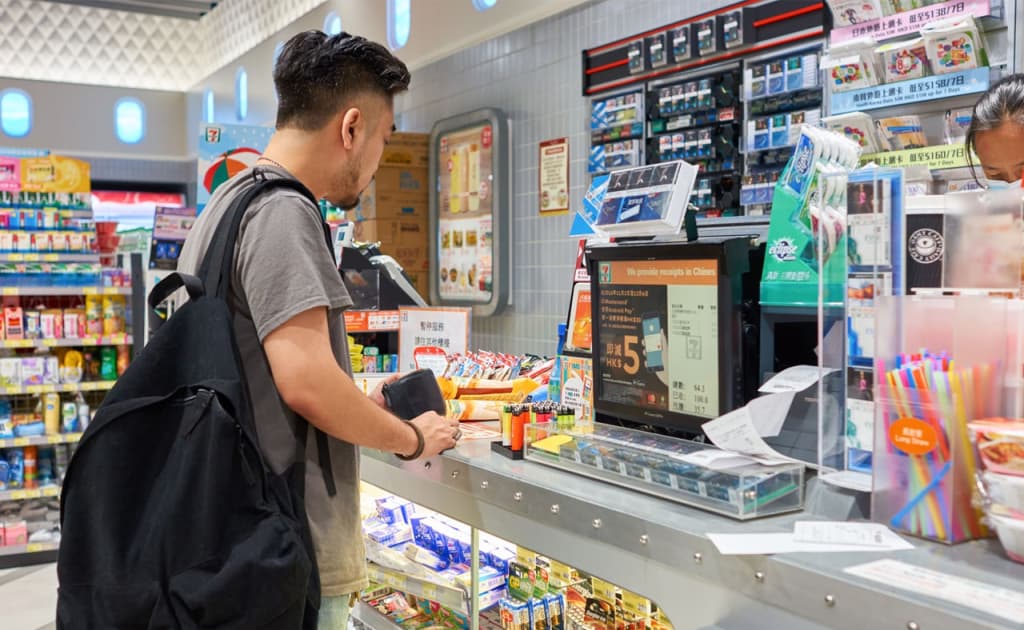 Yaponiyada keksa o‘qituvchi do‘konda qo‘shimcha ish qilgani uchun maktabdan bo‘shatildi