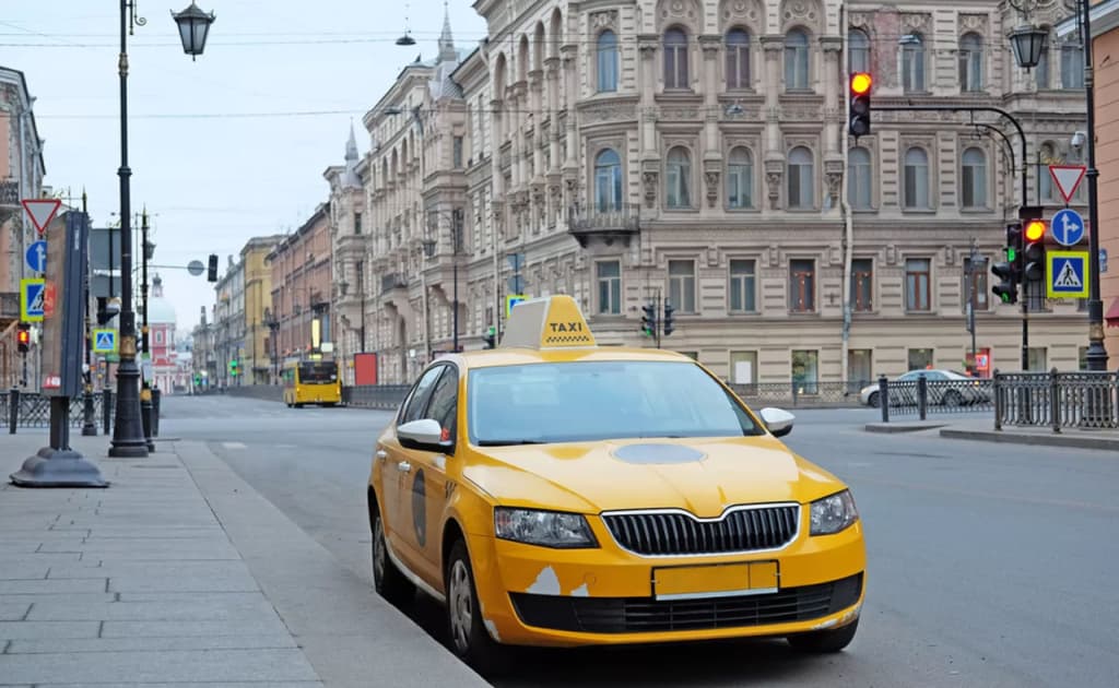 Sankt-Peterburgda migrantlarning taksichi bo‘lib ishlashi taqiqlandi