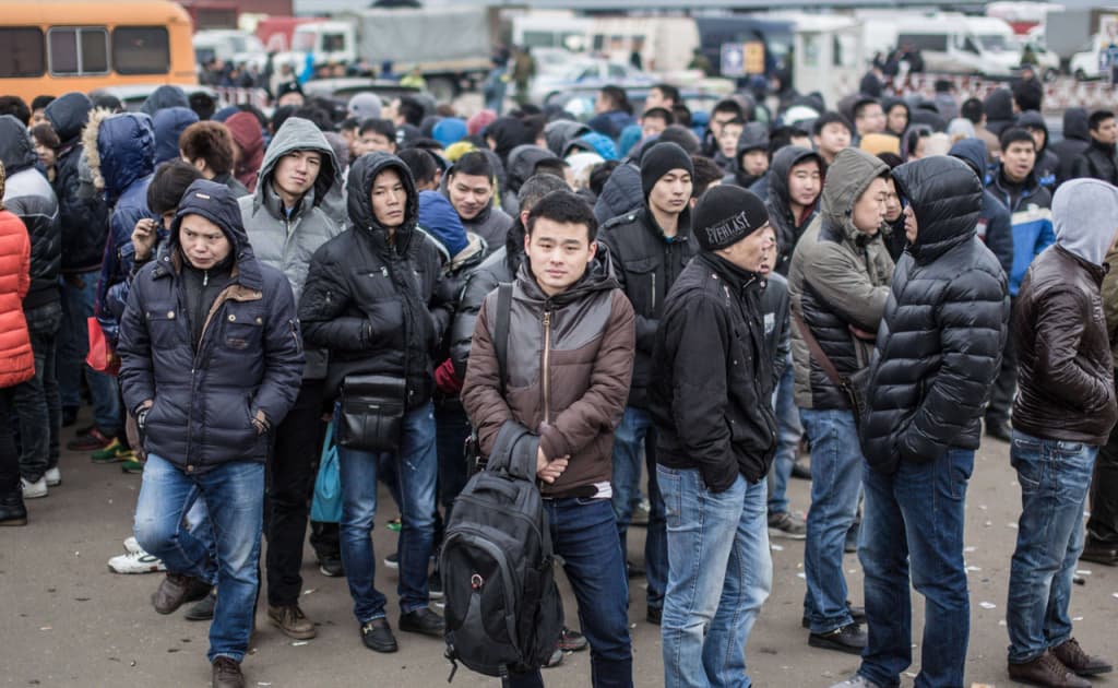 Mehnat migrantlariga qarshi cheklovlar Peterburgga qimmatga tushadi