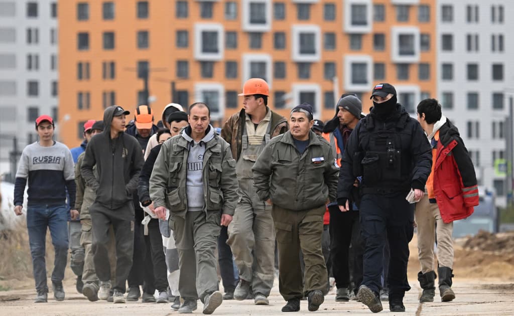 Rossiya migrantlar uchun davlat bojlarini oshirmoqda