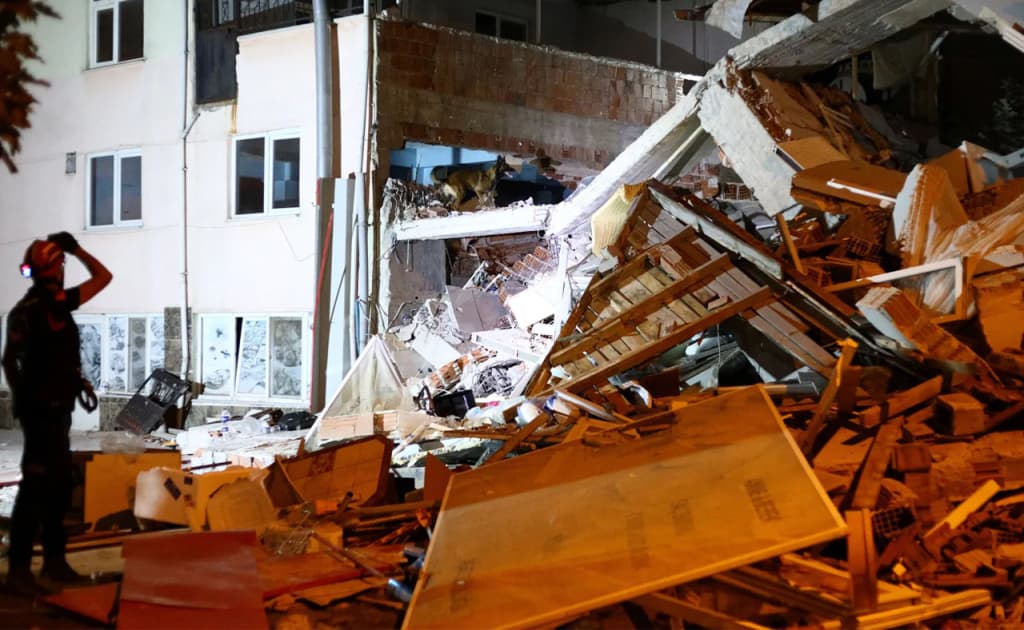 Turkiyadagi zilzilada qulagan uyning quruvchisi qo‘lga olindi