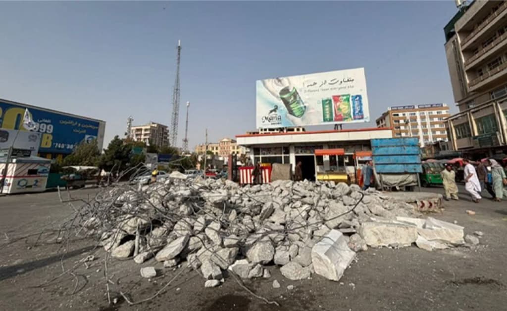 «Tolibon» Mozori Sharif shahrida joylashgan Alisher Navoiy haykalini buzib tashladi