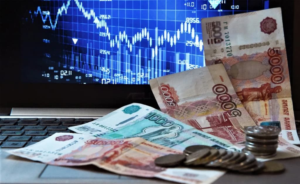 Rossiyaliklarni importdan qaytarish uchun rublning qurbini tushirish taklif etildi