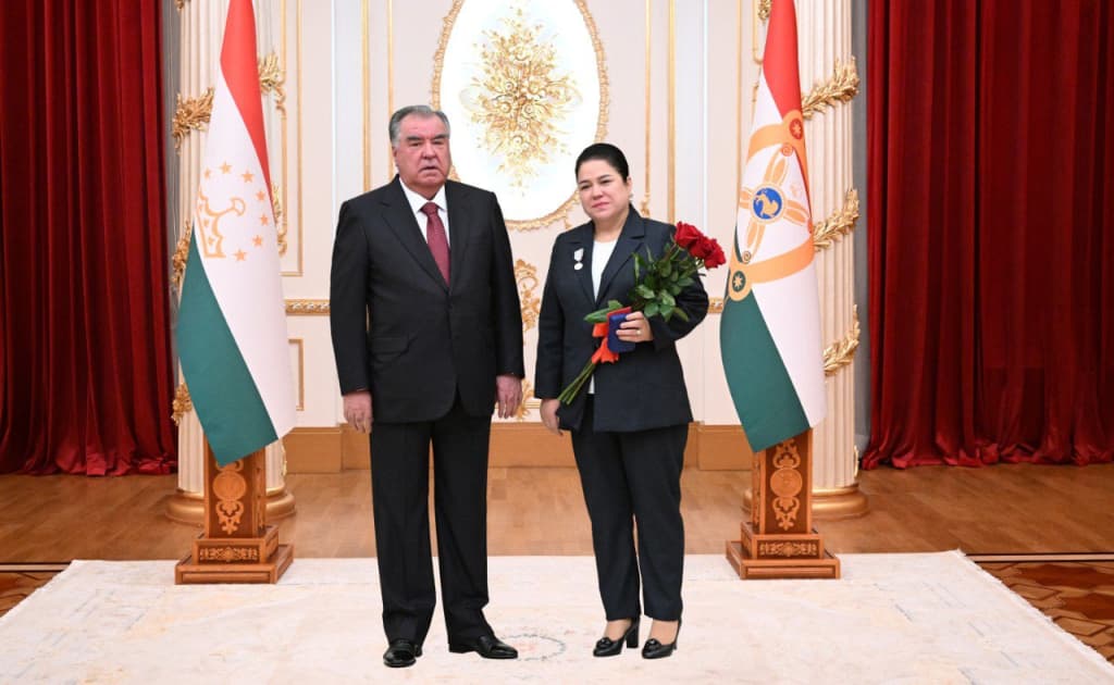 Emomali Rahmon qizini davlat ordeni bilan mukofotladi