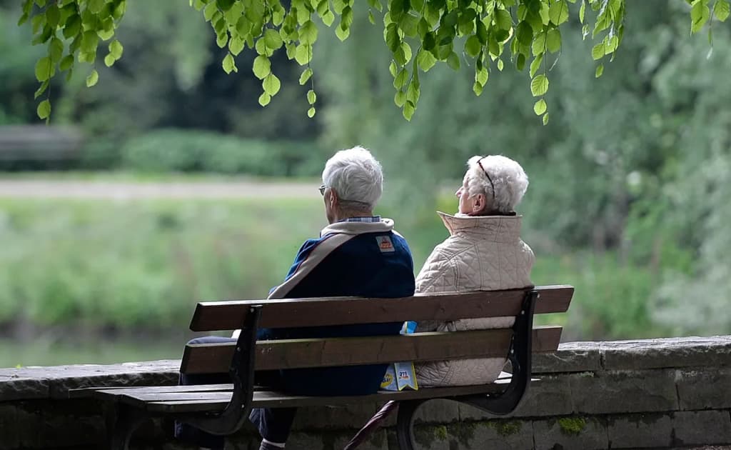 Француз пенсионерлари ишлаётганлардан кўпроқ даромад олмоқда