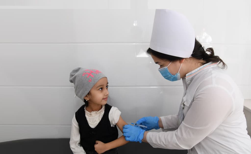 Bolalarni emlatgandan so‘ng poliklinikada qancha vaqt qolish va nimalardan saqlanish kerak?