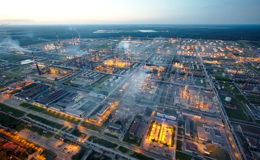 Rossiyadagi ikkinchi yirik neft zavodi o‘z quvvatining 40 foizini to‘xtatdi