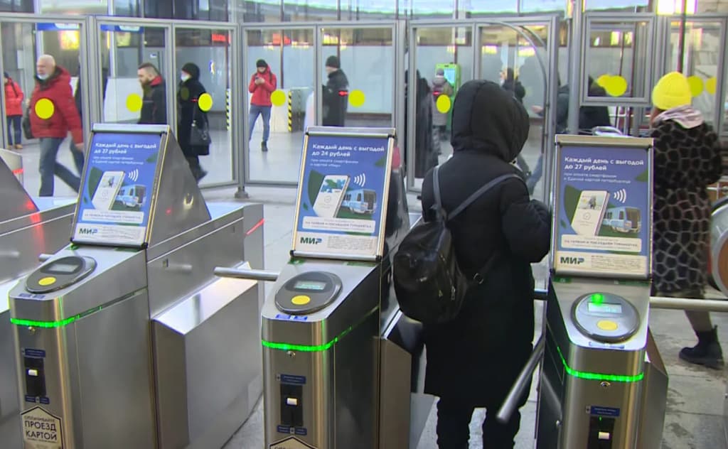 Rossiya metrolarida smartfonlarni tekshirish majburiy bo‘ldi