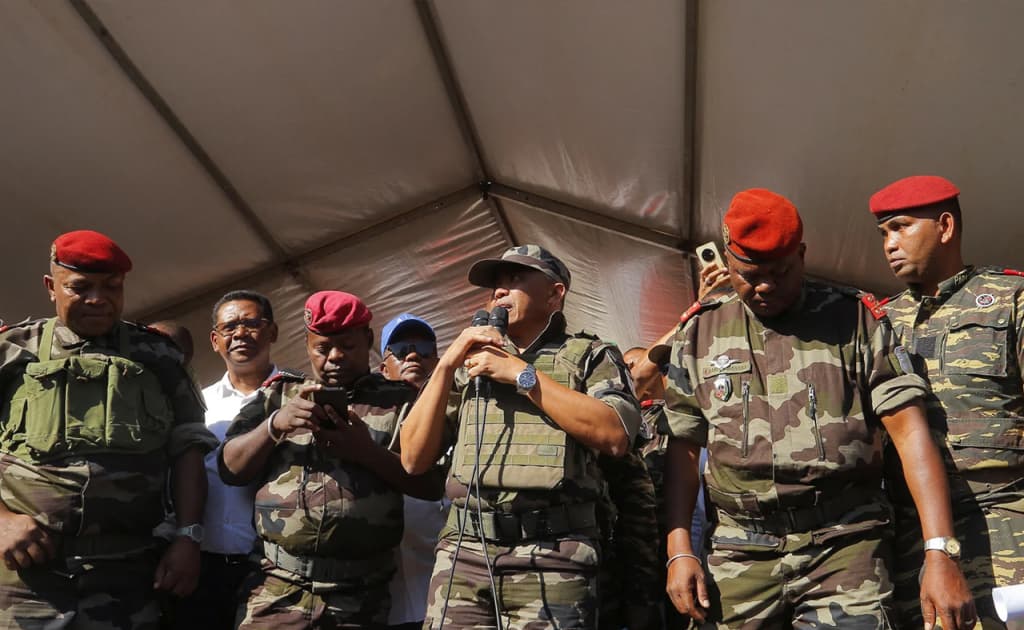 Polkovnik o‘zini prezident deb e’lon qildi