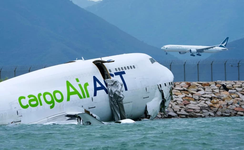 Hongkongda yuk samolyoti dengizga qulab tushdi