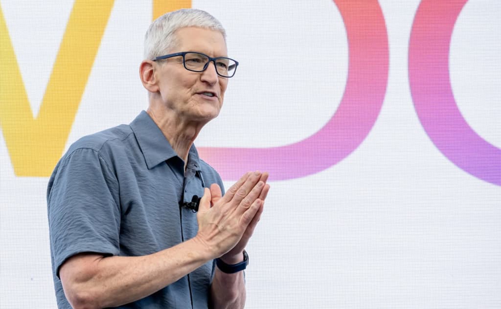 «Apple’ga o‘tsang, ahmoq bo‘lasan» — Tim Kuk Stiv Jobs o‘rnini qanday egalladi?