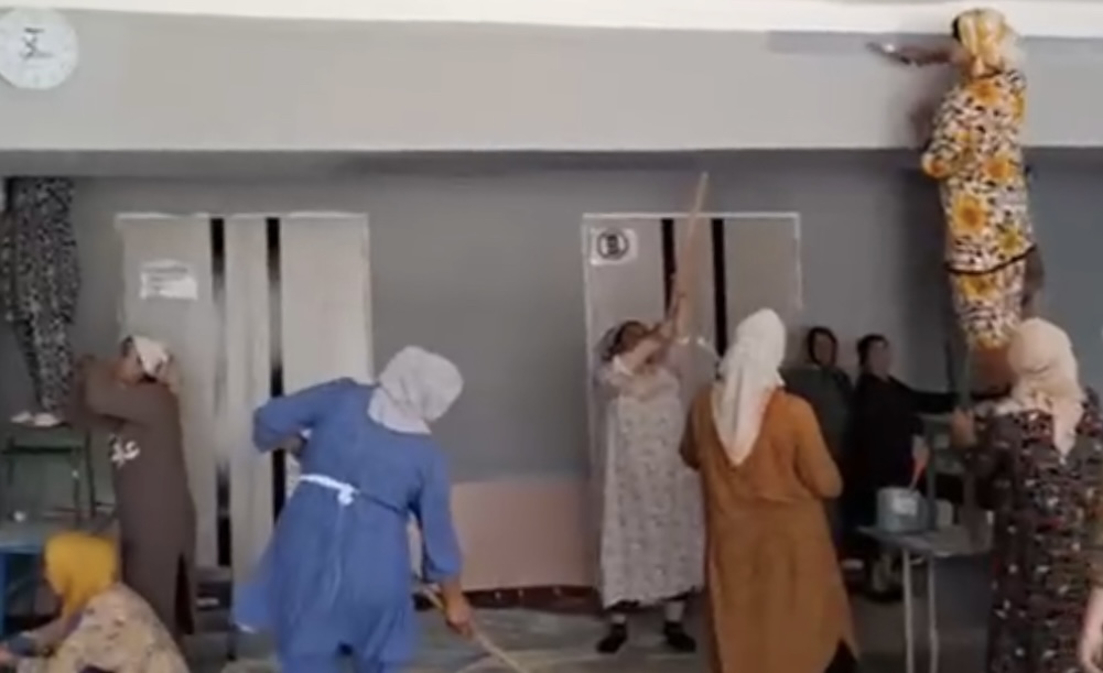 Maktabni tamirlayotgan o'qituvchilar
