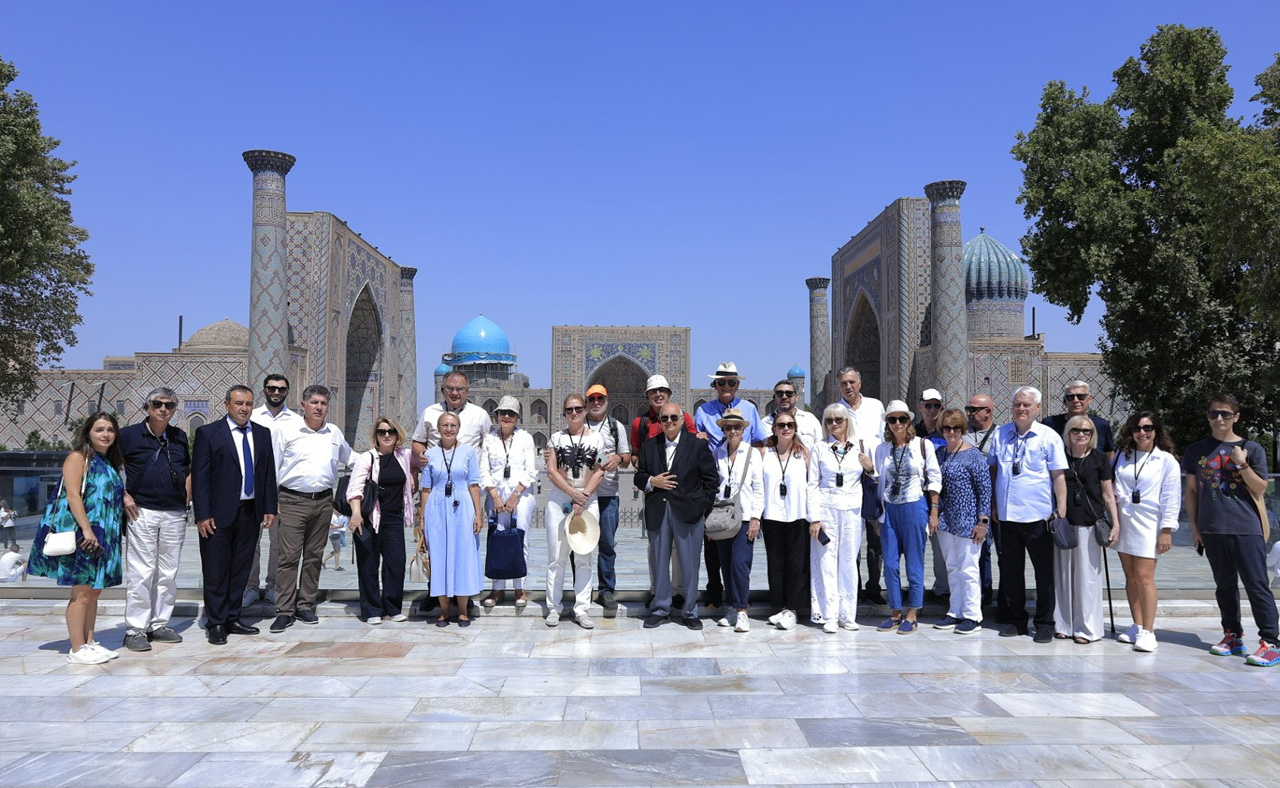 Registan tourists